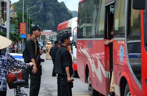 Cảnh sát được trang bị vũ trang kiểm tra phương tiện trên quốc lộ 18 A, phường Quang Hanh, TP Cẩm Phả. Ảnh: Minh Cương