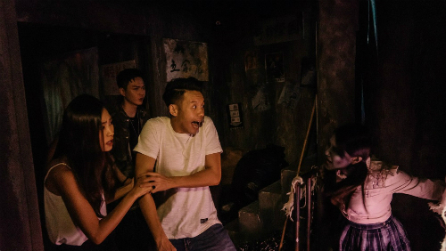 Người chơi vào nhà ma để trải nghiệm cảm giác bị hù dọa. Ảnh: Facebook.