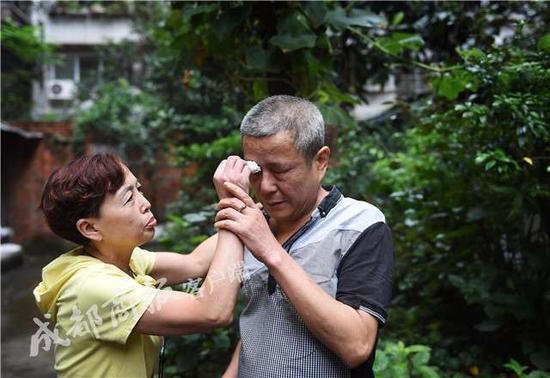 
35 năm sau đ&oacute;, vợ chồng &ocirc;ng Hướng cũng kh&ocirc;ng thể sinh th&ecirc;m bất kỳ người con n&agrave;o.
