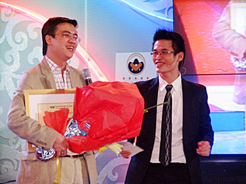 
Nhà báo Quang Minh từng nhận được giải Người dẫn chương trình truyền hình được yêu thích nhất năm 2008 và giải thưởng Người dẫn chương trình Thời sự, chính luận được bạn đọc Tạp chí truyền hình yêu thích.
