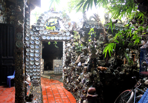 Cánh cổng mái vòm dẫn vào ngôi nhà toàn đồ sành sứ cổ của ông Nguyễn Văn Trường.