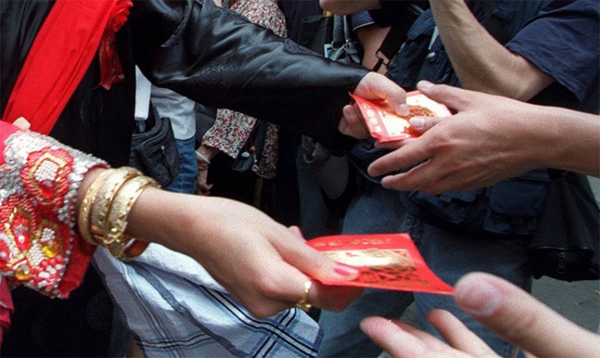 
Tục lệ trao phong bao đỏ để mừng đám cưới ở Trung Quốc.
