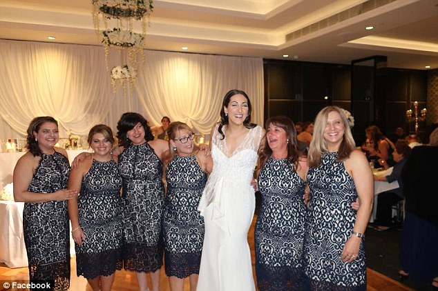 
Không phải là phù dâu nhưng 6 người phụ nữ trong ảnh lại mặc chiếc váy giống hệt nhau. (Ảnh: Facebook)
