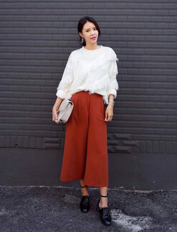 
Mix quần culottes cùng giày thể thao mang đến cho bạn một phong cách trẻ trung, năng động mà không kém phần cá tính.
