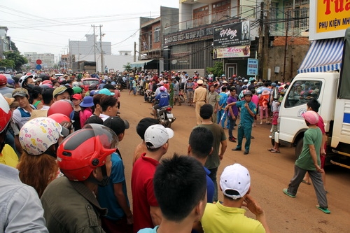 H&agrave;ng trăm người d&acirc;n k&eacute;o về khu vực ph&aacute;t hiện thi thể nữ sinh để theo d&otilde;i s&aacute;ng 22/9. Ảnh: Phước Tuấn.