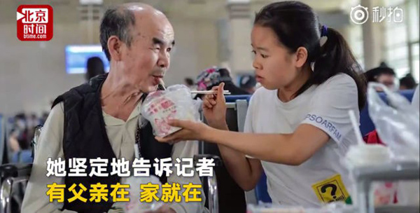 Chen đ&atilde; quen với việc nh&agrave; v&agrave; chăm s&oacute;c cha trong suốt 5 năm qua.