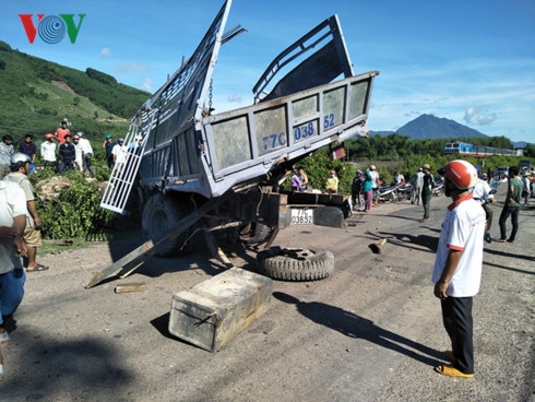 Chiếc xe tải bị biến dạng sau va chạm
