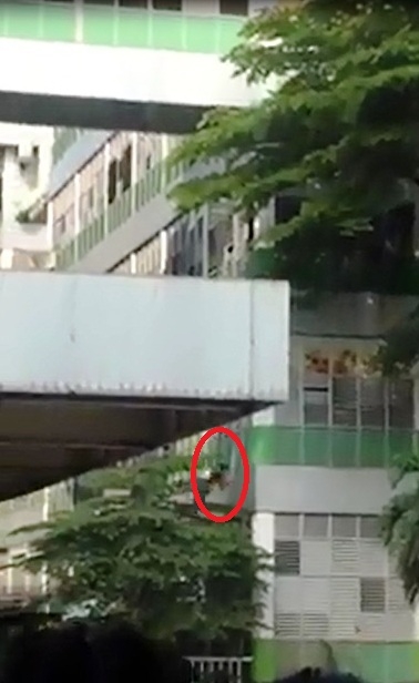 Sau khi nói chuyện với cô gái, thanh niên bất ngờ phi thân từ tầng 3 xuống dưới