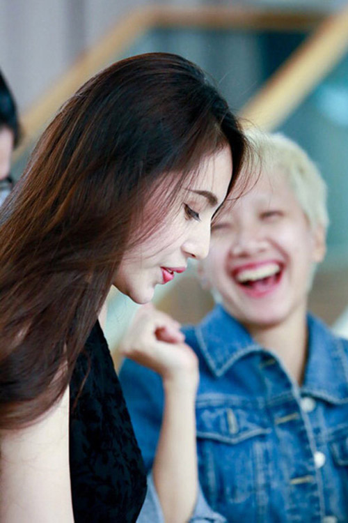 Dù là mỹ nhân dao kéo chuẩn nhất showbiz Việt nhưng có lẽ Thủy Tiên vẫn không tránh khỏi những hậu quả không mong muốn của khuôn mặt mình.