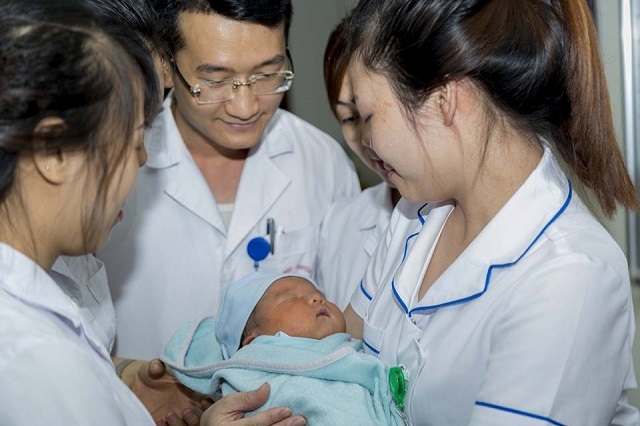 Cháu bé nhận được sự quan tâm đặc biệt của các nhân viên, bác sĩ trong bệnh viện. Ảnh: GS Nguyễn Anh Trí.