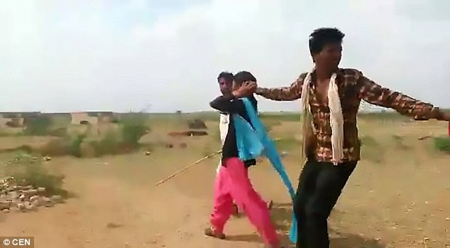 B&eacute; g&aacute;i bị một t&ecirc;n t&uacute;m t&oacute;c...