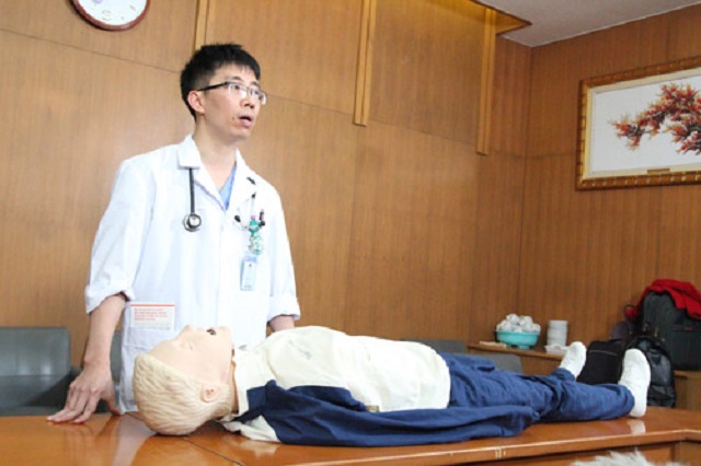 
PGS Mai Duy Tôn hướng dẫn các sơ cứu khi phát hiện bệnh nhân đột quỵ.
