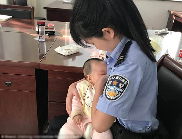 Em b&eacute; 4 th&aacute;ng tuổi n&iacute;n kh&oacute;c ngay khi được cho b&uacute;.