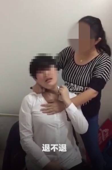 C&ocirc; hiệu trưởng bị phụ huynh học sinh kề dao v&agrave;o cổ để đ&ograve;i tiền.
