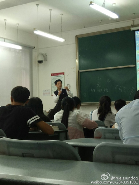 Giáo sư Hu giảng dạy trên lớp.
