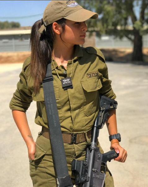 Đăng k&yacute; nghĩa vụ qu&acirc;n sự l&agrave; y&ecirc;u cầu bắt buộc đối với tất cả c&aacute;c c&ocirc;ng d&acirc;n Israel, bất kể đ&oacute; l&agrave; nam hay nữ. H&igrave;nh ảnh c&aacute;c nữ binh sĩ Israel trong trang phục nh&agrave; binh lu&ocirc;n l&agrave; chủ đề thu h&uacute;t sự ch&uacute; &yacute; của cộng đồng mạng.