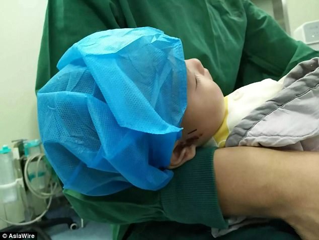 Ngay sau khi bị tr&uacute;ng t&ecirc;n v&agrave;o mặt, b&eacute; trai đ&atilde; được đưa tới bệnh viện cấp cứu.