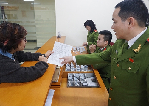 Người Hà Nội làm thẻ CCCD tại Phòng Cảnh sát quản lý hành chính về trật tự xã hội (PC64, Công an Hà Nội). Ảnh: Giang Huy.