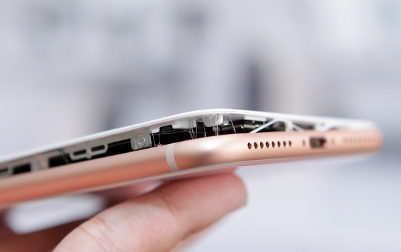iPhone 8 Plus phát nổ nhưng chưa có thiệt hại đáng kể. Ảnh: GizmoChina