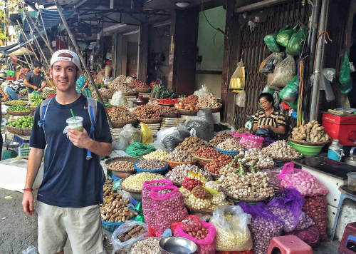 Drew ghé thăm một khu chợ tại Hà Nội. Ảnh: Drew Binsky.