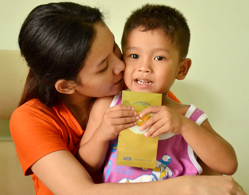 Trúc gặp lại con trai khi được cho tại ngoại. Ảnh: Trần Duy.
