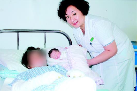 May mắn thay, ca sinh diễn ra thuận lợi, cả mẹ v&agrave; b&eacute; đều b&igrave;nh an.
