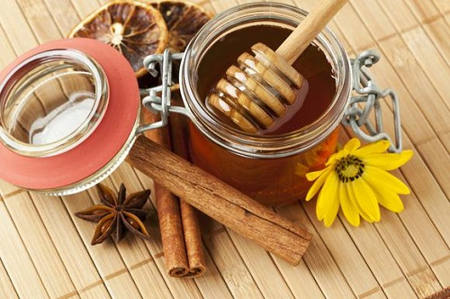 Mật ong và quế là 2 nguyên liệu làm đẹp tuyệt vời