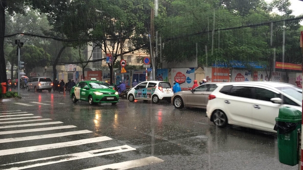 Cơn mưa lớn v&agrave;o s&aacute;ng sớm đầu tuần.