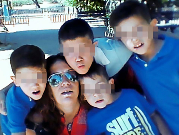 C&ocirc; Rocio v&agrave; bốn con trai. Ảnh: Central European News