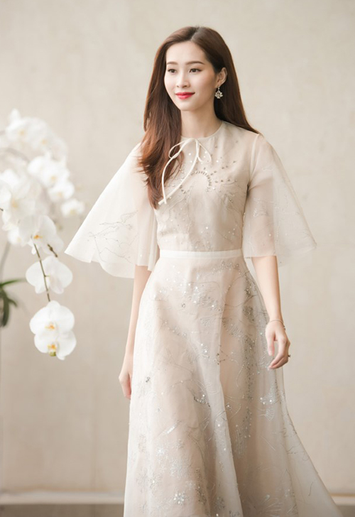Những chất liệu như voan, satin, xuyên thấu bồng bềnh... rất hợp với vẻ dịu dàng của thần tiên tỷ tỷ.