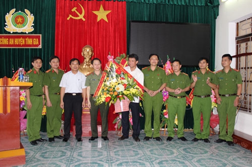
Đồng chí Nguyễn Văn Bính, Phó Giám đốc – Thủ trưởng Cơ quan CSĐT Công an tỉnh Thanh Hóa tặng hoa và chúc mừng Ban chuyên án.
