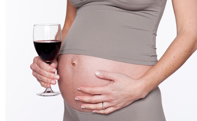 
Khi mang thai người mẹ tuyệt đối không nên uống rượu bởi những tác dụng phụ có thể xảy ra với thai nhi và sức khỏe người mẹ. (Ảnh minh họa)
