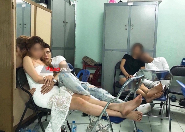 Một nguồn tin cho biết, h&igrave;nh ảnh được chụp khi Ho&agrave;ng T&ocirc;n nhậu xỉn tr&ecirc;n bar v&agrave; bị c&ocirc;ng an phường 1, quận 4 TP. HCM đưa về trụ sở của cơ quan n&agrave;y để l&agrave;m việc. Bằng chứng l&agrave; trang phục giọng ca D&agrave;nh cho em diện trong ảnh ho&agrave;n to&agrave;n tr&ugrave;ng khớp với video của anh tr&ecirc;n bar rạng s&aacute;ng 3/10 được đăng tải trước đ&oacute;.