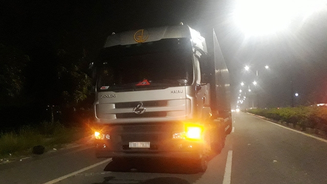 Chiếc xe container dừng cách hiện trường khoảng 100m - Ảnh: H.N.