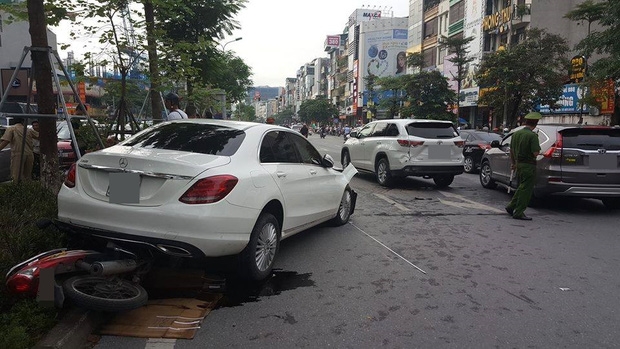 Vụ va chạm li&ecirc;n ho&agrave;n khiến nhiều phương tiện hư hỏng nặng