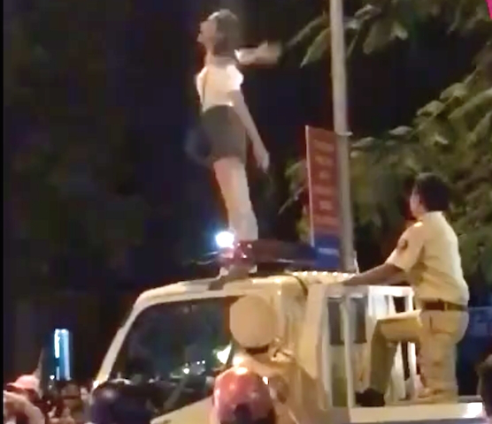 C&ocirc; g&aacute;i tr&egrave;o l&ecirc;n n&oacute;c xe lực lượng CSGT nhảy m&uacute;a (ảnh cắt từ clip)