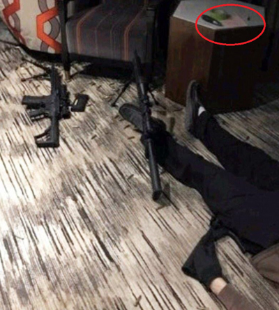 
Mảnh giấy (khoanh đỏ) cạnh thi thể Stephen Paddock tại phòng khách sạn Mandalay Bay. Ảnh: Sun.
