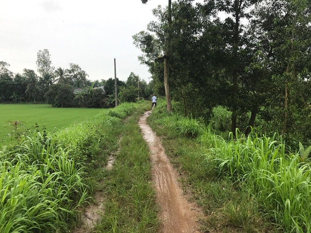 Con đường nhỏ dẫn vào nhà của gia đình chị Thạch Thị Mai.