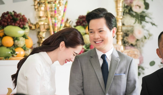 Hoa hậu Đặng Thu Thảo cười rạng rỡ trong lễ ăn hỏi.