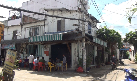 C&ocirc;ng an lấy lời khai c&aacute;c nh&acirc;n chứng. Ảnh: C.T