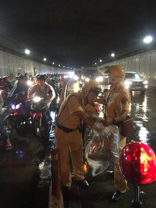 H&agrave;nh động đẹp của 2 CSGT đ&atilde; lấy được cảm t&igrave;nh của nhiều người. Ảnh: Facebook Thế Lam