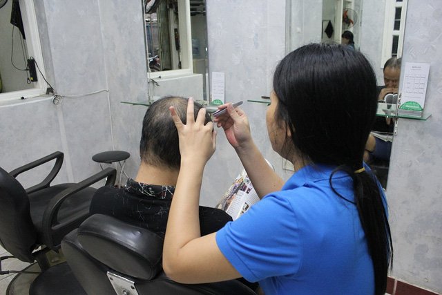 Giá của mỗi giờ nhổ tóc bạc dao động từ 90 – 100.000 đồng.