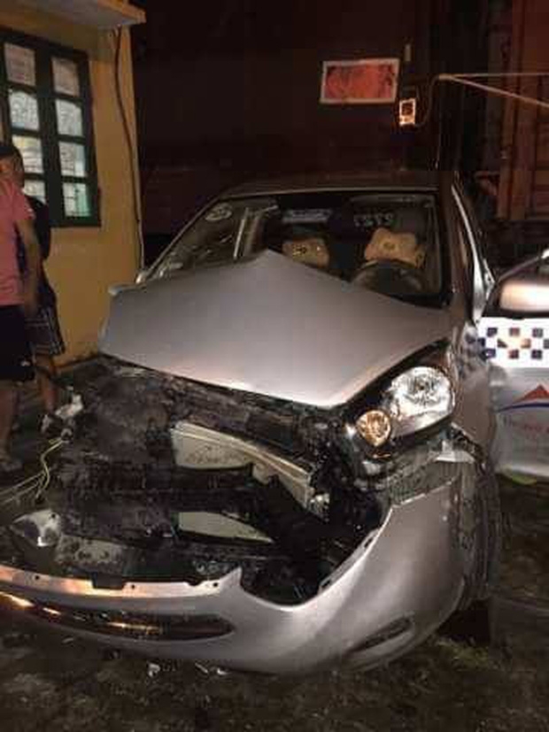 Xe taxi bị đâm nát phần đầu. Ảnh: Vũ Ngọc.