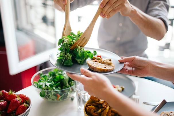 Gần như tất cả các chuyên gia đều nhấn mạnh tầm quan trọng của việc ăn uống thường xuyên để duy trì sự trao đổi chất và năng lượng.