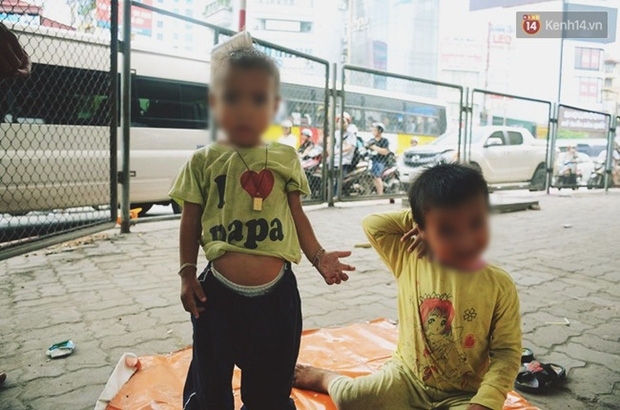 2 đứa trẻ lấm lem nhưng lúc nào cũng cười tươi