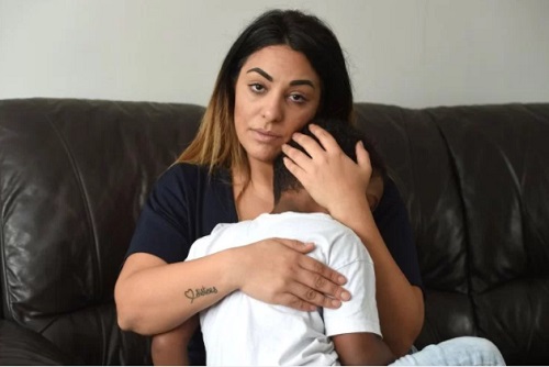 
B&agrave; mẹ Tina Yourelis v&agrave; con trai.
