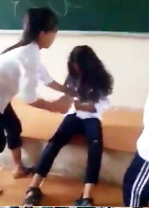 
Nữ sinh bị xé áo ngay trên bục giảng (Ảnh cắt từ clip trên ITN).
