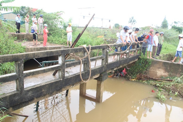 Lực lượng chức năng dùng lưới thép ngăn tại các cống để tìm thi thể nạn nhân