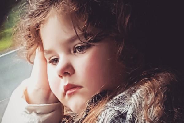 
Emily xinh đẹp v&agrave; tr&ocirc;ng gi&agrave; dặn so với một đứa trẻ 5 tuổi. Ảnh: GoFundMe
