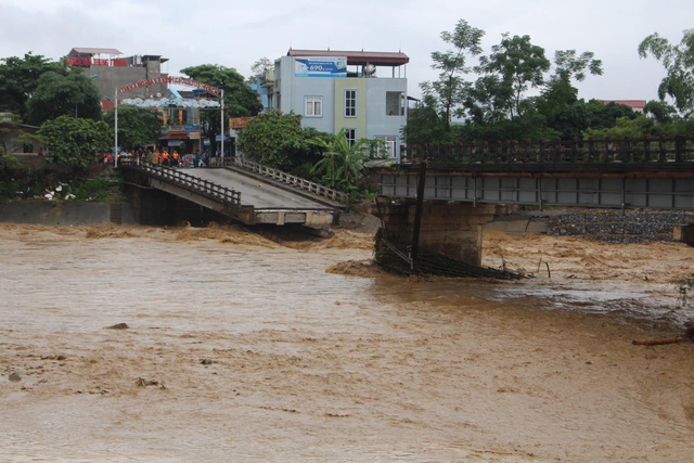 Cầu Thia trên sông Thia ở thị xã Nghĩa Lộ (Yên Bái) bị sập - Ảnh: CHÍ TUỆ